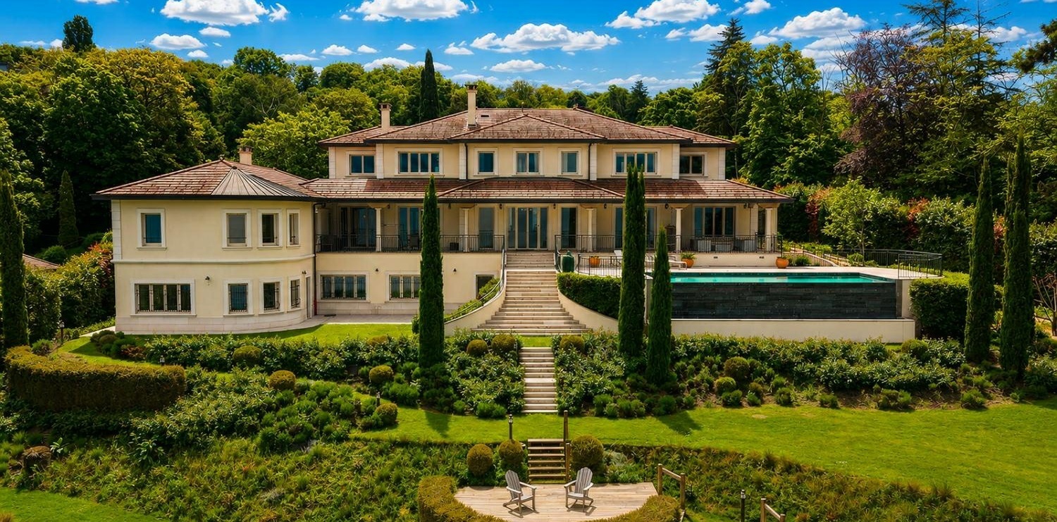 The Lakeside Villa
